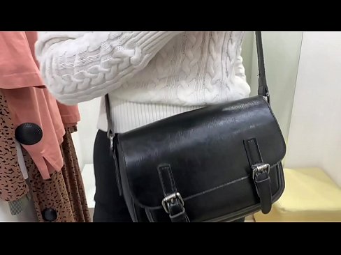 ❤️ Masturbazzjoni pubblika tal-kelba żagħżugħa FeralBerry b'dildo fil-kamra tal-armar Porn biss fil-porn mt.porno-flix.ru ﹏